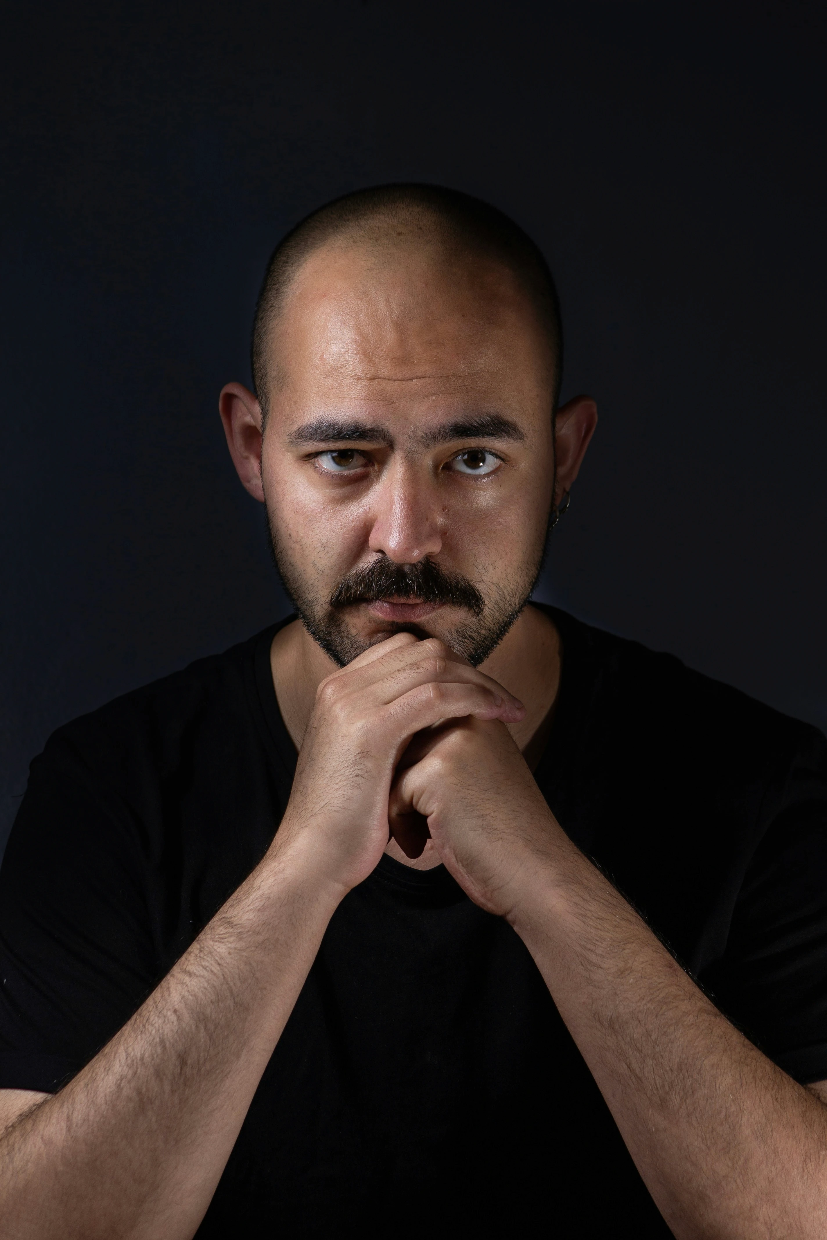 man in black crew neck shirt